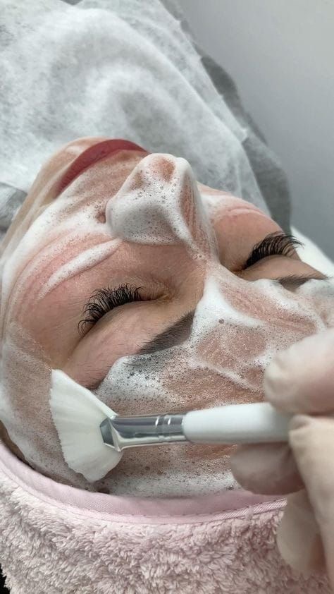 Procedură curățare dermatologică spumă enzimatică – Juvena Timișoara